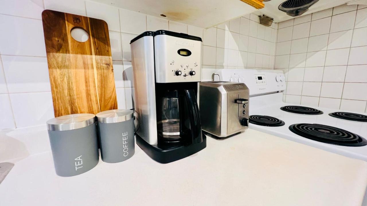 Toronto Bed & Breakfast - Free Parking Экстерьер фото
