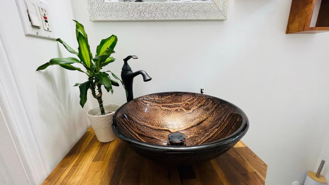Toronto Bed & Breakfast - Free Parking Экстерьер фото