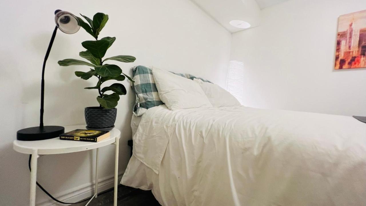 Toronto Bed & Breakfast - Free Parking Экстерьер фото